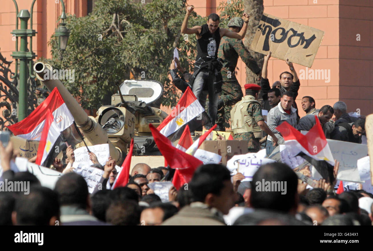 La scène se déroule sur la place Tahrir, au Caire, en Égypte, alors que les manifestants anti-gouvernement s'opposent violemment aux partisans du président Hosni Moubarak alors que le bouleversement politique de l'Égypte a pris un nouveau tournant dangereux. Banque D'Images