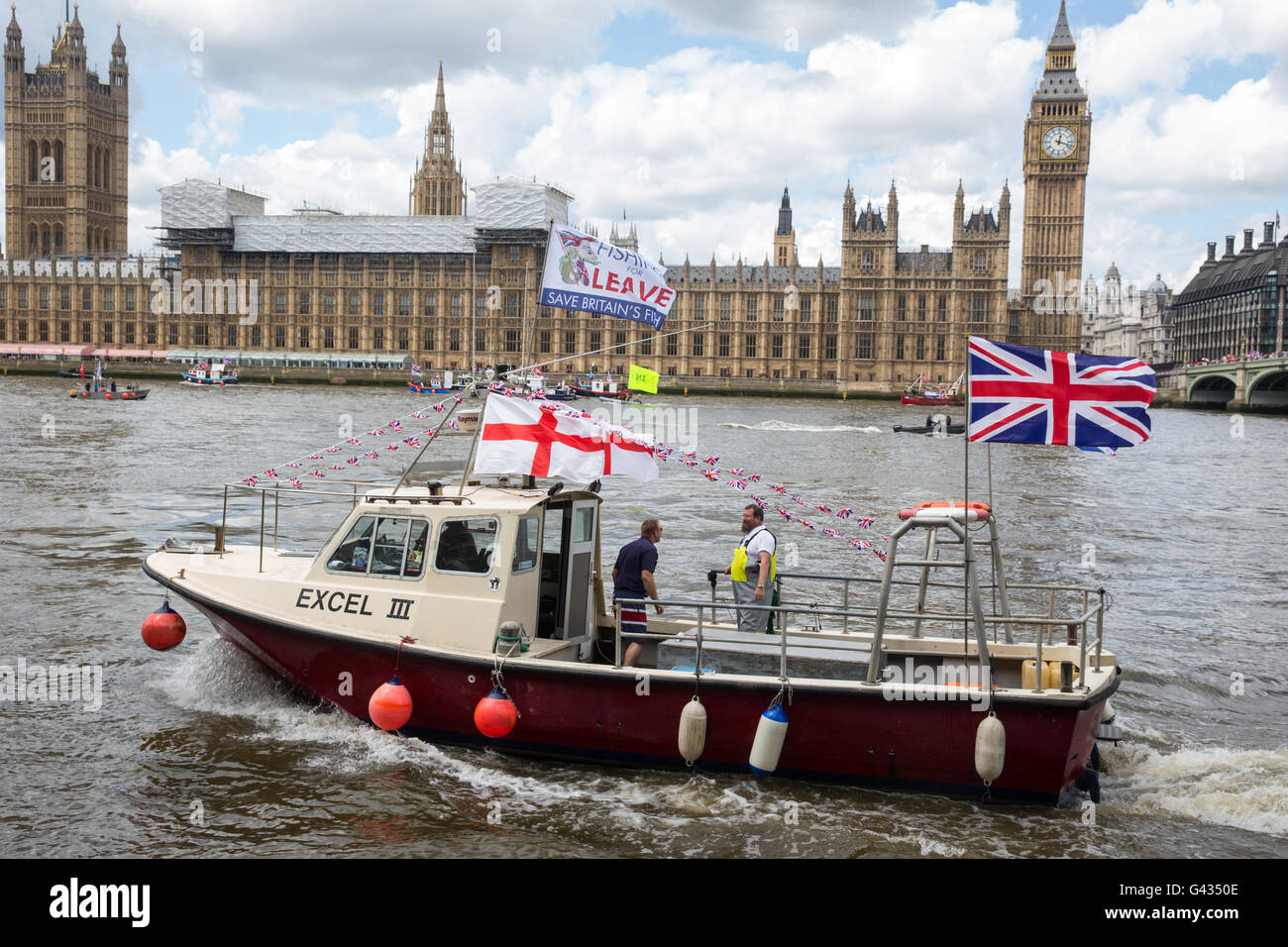 Nigel Farage avec une flottille de pêche à l'extérieur du Parlement lors de questions au premier ministre protestant à quitter l'UE Banque D'Images