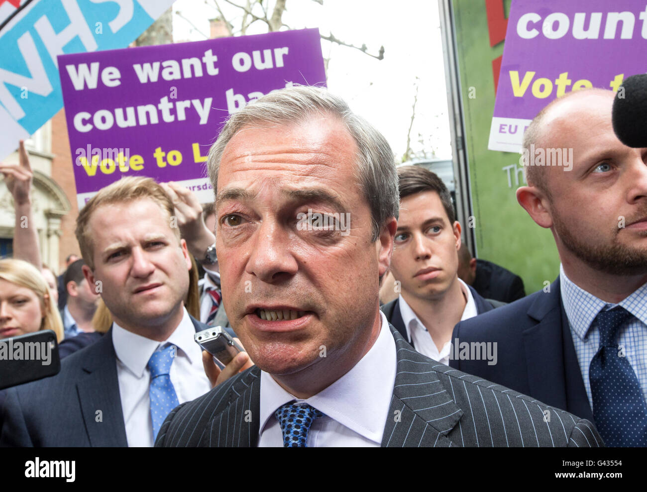 Nigel Farage dévoile et discute de l'UKIP nouvelle affiche "Point de rupture" mettant en lumière des préoccupations au sujet de l'immigration avant le vote Banque D'Images