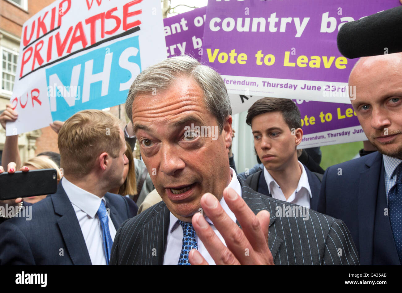Nigel Farage dévoile et discute de l'UKIP nouvelle affiche "Point de rupture" mettant en lumière des préoccupations au sujet de l'immigration avant le vote Banque D'Images