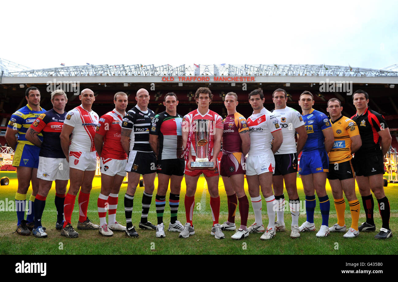 Capitaine de club (de gauche à droite) Warrington Wolvess' Adrian Morley, Wakefield Wildcatss' Glenn Morrison, Hull KR's Michael Vella, Salford City Reds Daniel Holdsworth, Hull FC Craig Fitzgibbon, Harlequins Rob Purdham, Wigan Warriors Sean O'Loughlin, Hudinos Fitzgibbon Giants Kevin Brown, St Helens Morris, Paul Bradford, Andy Paul Sinens Castleford Tigers Danny Orr, Crusaders Clinton Schifcofske lors du lancement de la Super League engage à Old Trafford, Manchester. Banque D'Images