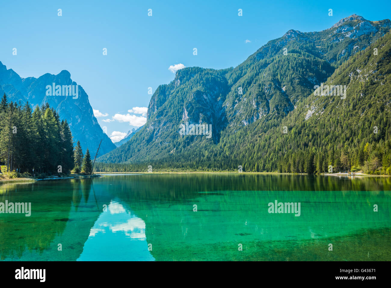 Beau lac de montagne Alpes Dolomites en Dobiaco, Italie Banque D'Images