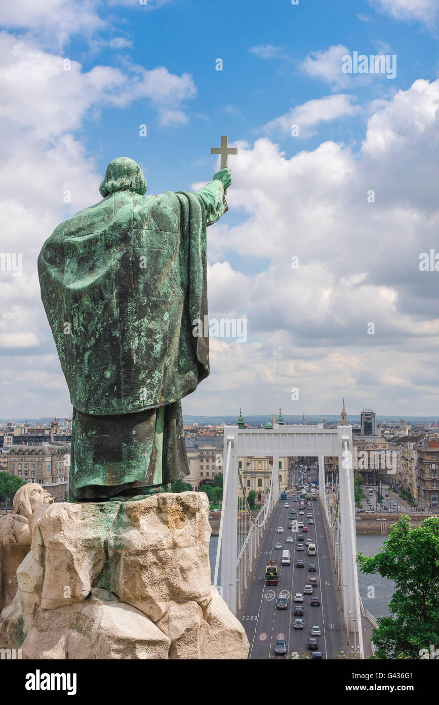 Point de repère d'avertissement de la circulation, la statue de St Gellert sur Gellert-hegy (colline) admonssant le trafic en dessous sur le pont Erzsebet à Budapest, Hongrie. Banque D'Images