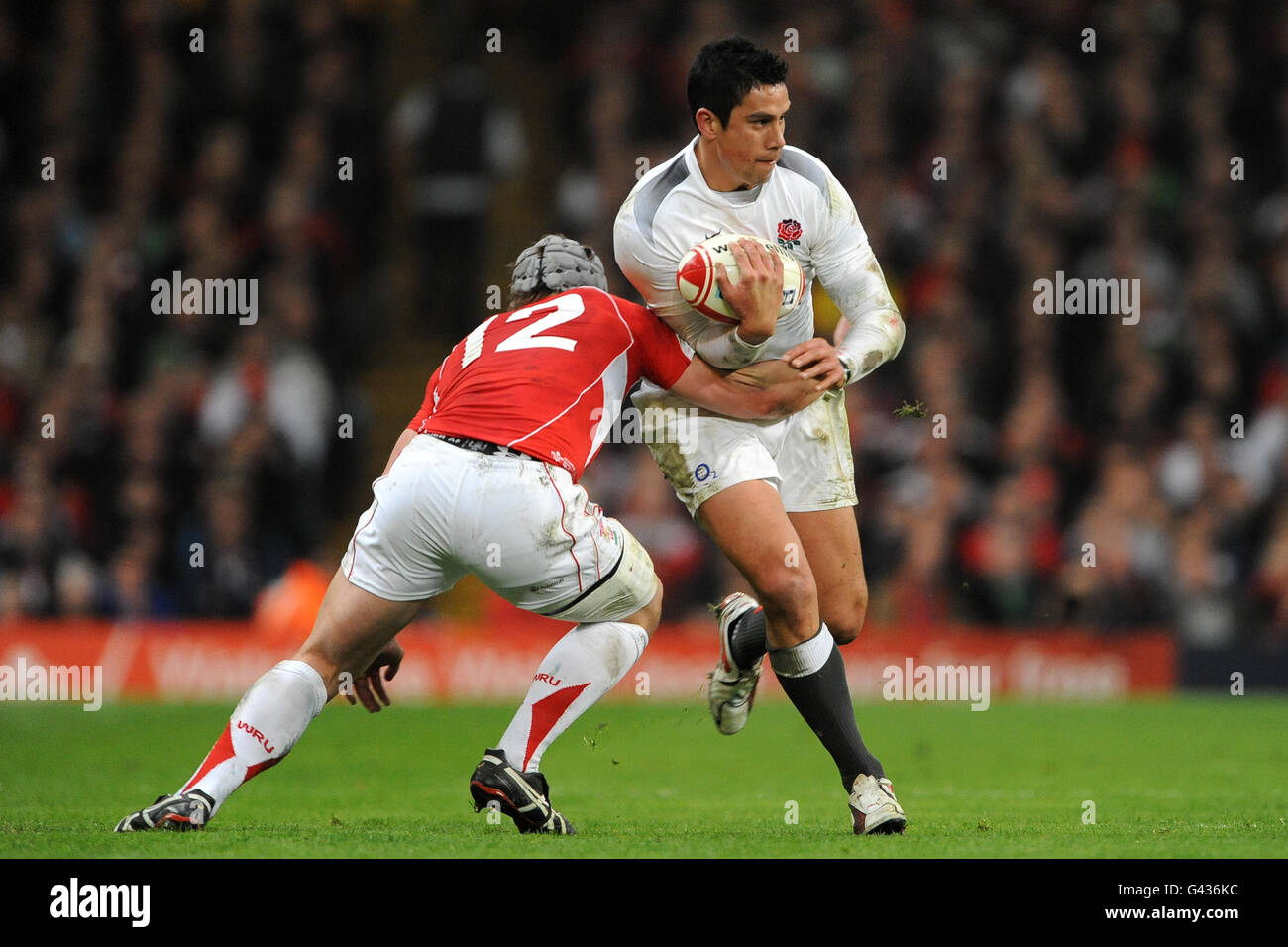 Jonathan Davies (12), du pays de Galles, s'attaque au singe Shontayne d'Angleterre (à droite) Banque D'Images