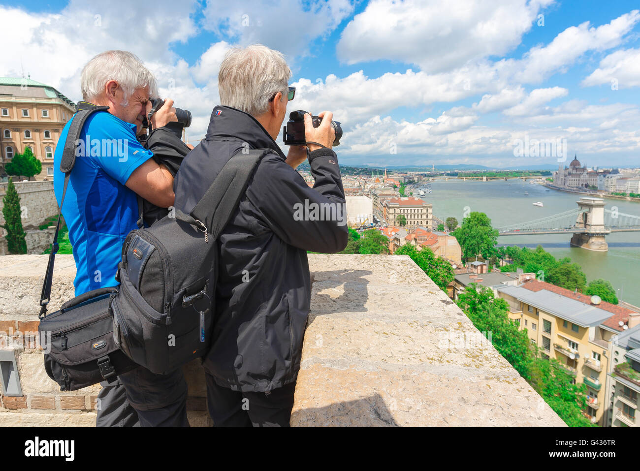 Les touristes de Budapest, vue d'une paire de touristes prenant des photos du centre de Budapest d'un point de vue près du Palais Royal de la ville, Hongrie. Banque D'Images