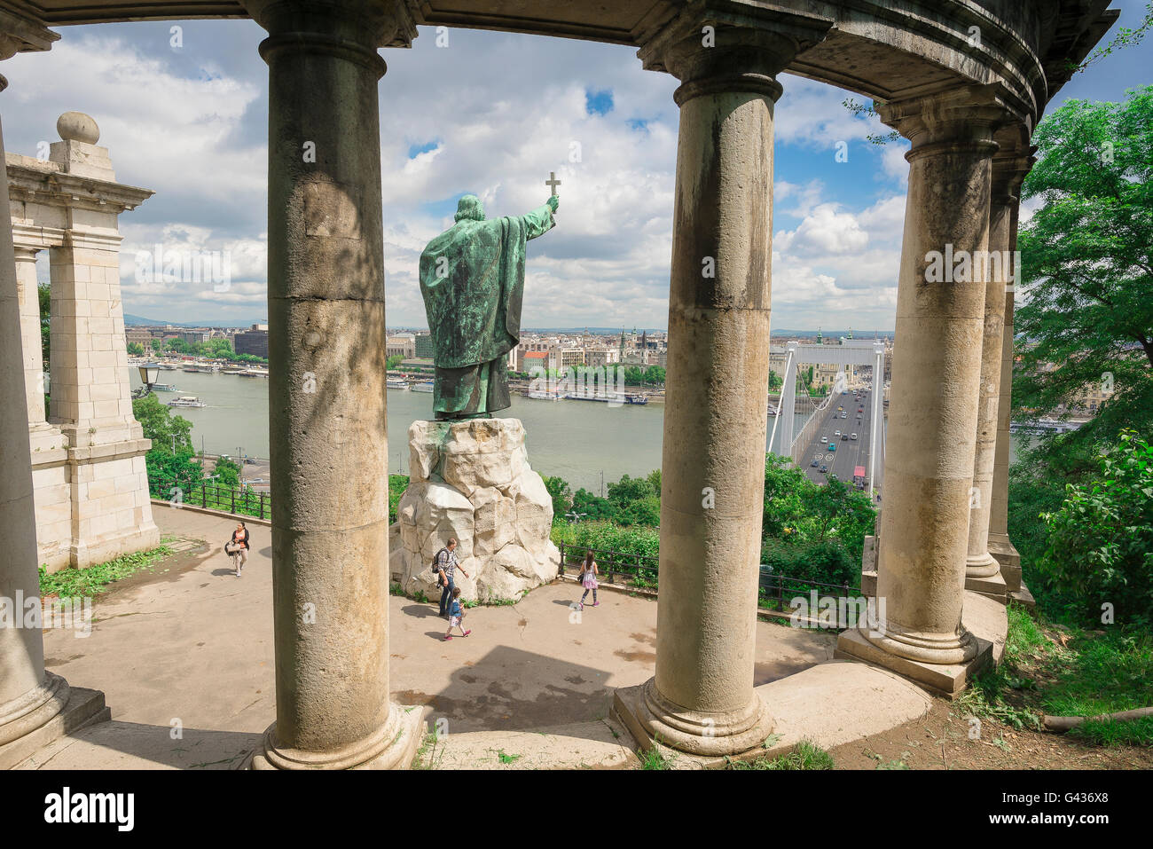Budapest Gellert Hegy Hill, la statue de Saint Gellert sur Gellert-hegy (colline) admontant la circulation sur le pont Erzsebet à Budapest, Hongrie. Banque D'Images