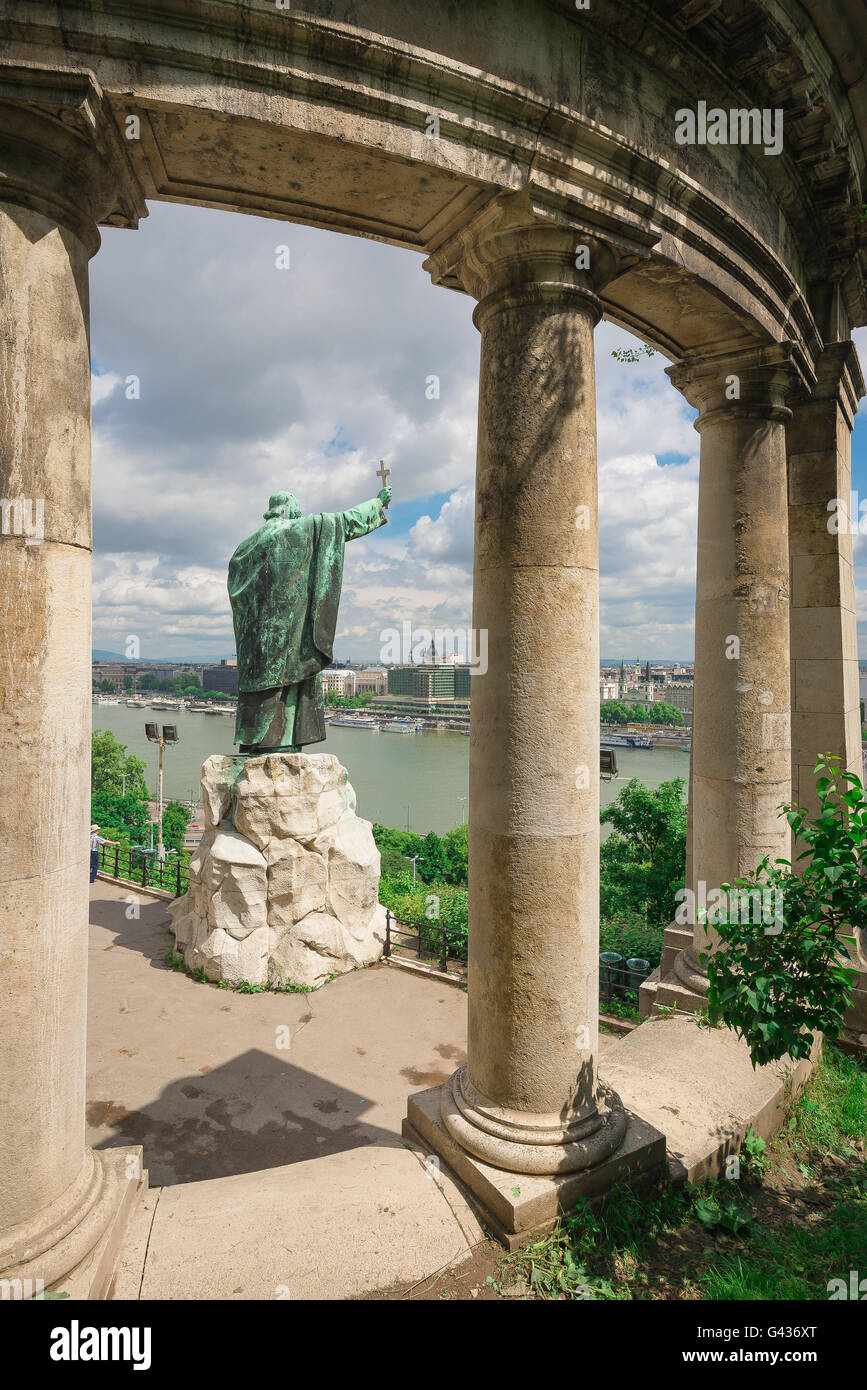 Statue de St Gellert Gellert sur-hegy (Hill) exhortant le trafic ci-dessous sur le pont Erzsebet à Budapest, Hongrie. Banque D'Images