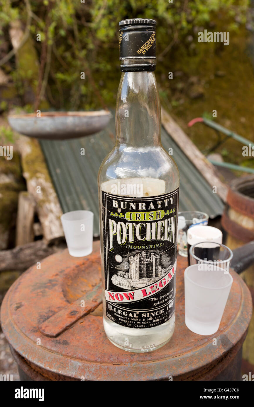Une bouteille de Poitin ou Potheen, une boisson distillée traditionnelle, à Molly Gallivan's, comté de Kerry, Munster, Irlande Province. Banque D'Images