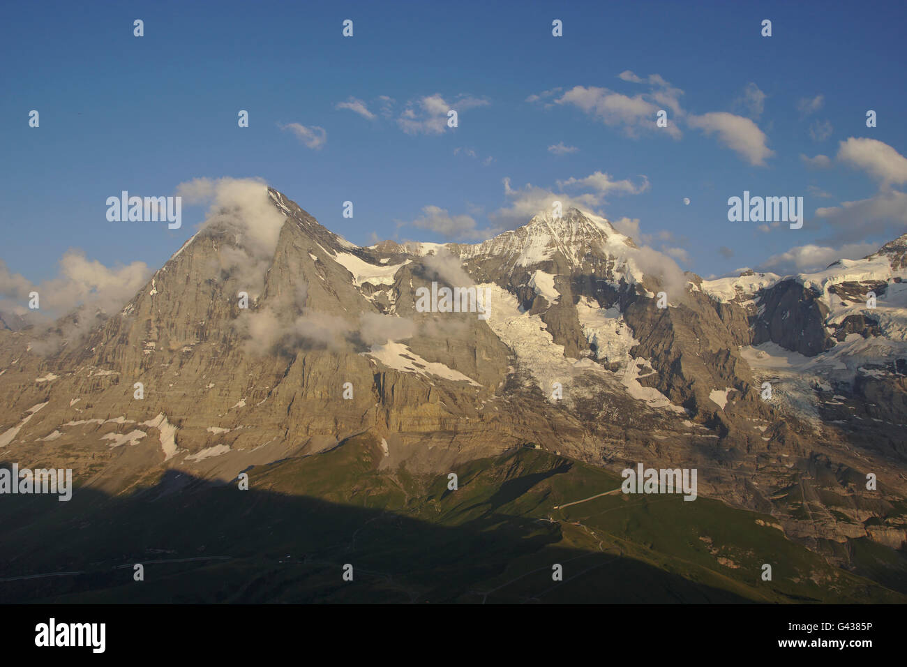 Eiger, Mönch, la lune au-dessus de Jungfraujoch, du Lauberhorn (près de Kleine Scheidegg), lumière du soir, Suisse Banque D'Images