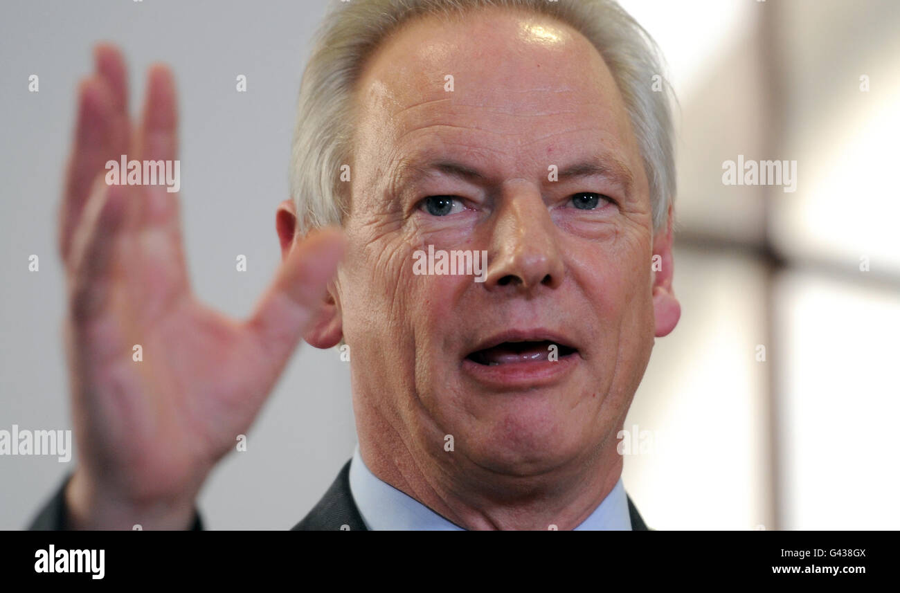 Le ministre du Cabinet, Francis Maude, prononce un discours devant les représentants des petites et moyennes entreprises du Trésor de Londres. Le gouvernement veut qu'un quart de ses entreprises se rendent aux petites et moyennes entreprises (PME), mais il croit qu'elles sont exclues en raison de la paperasserie coûteuse. Banque D'Images