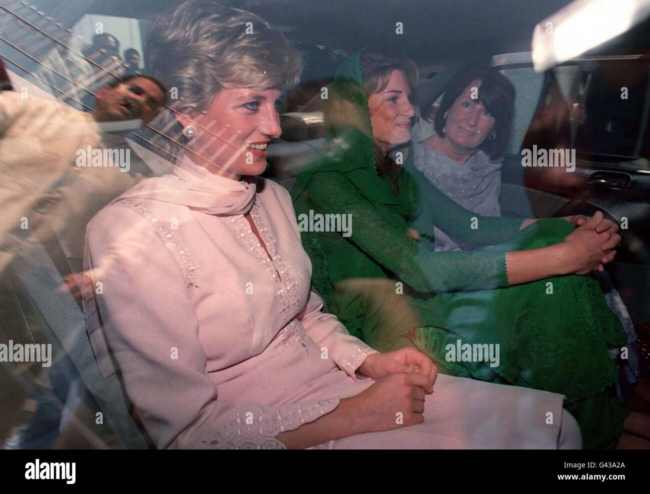 Une princesse de Galles qui rit quitte l'aéroport de Lahore au Pakistan aujourd'hui (Weds) avec Jemima Khan (centre) et Lady Annabel Goldsmith après être arrivée de Londres lors d'une visite de deux jours à son ami Imran Khan. La visite a été entourée de polémiques tandis que des rumeurs persistaient sur le fait que Khan utilisait la publicité pour poursuivre ses ambitions politiques au Pakistan. Voir PA Story ROYAL Diana/photo John Giles/PA. Banque D'Images