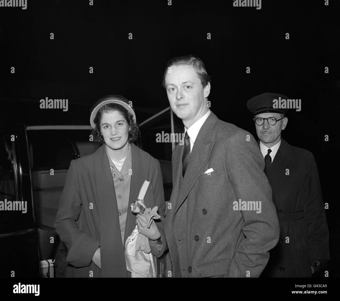 Le marquis de Blandford et son épouse, la marquise de Blandford, l'ancienne Mlle Susan Hornby, arrivent à l'aéroport de Northolt de Barcelone après leur lune de miel sur le continent. Banque D'Images