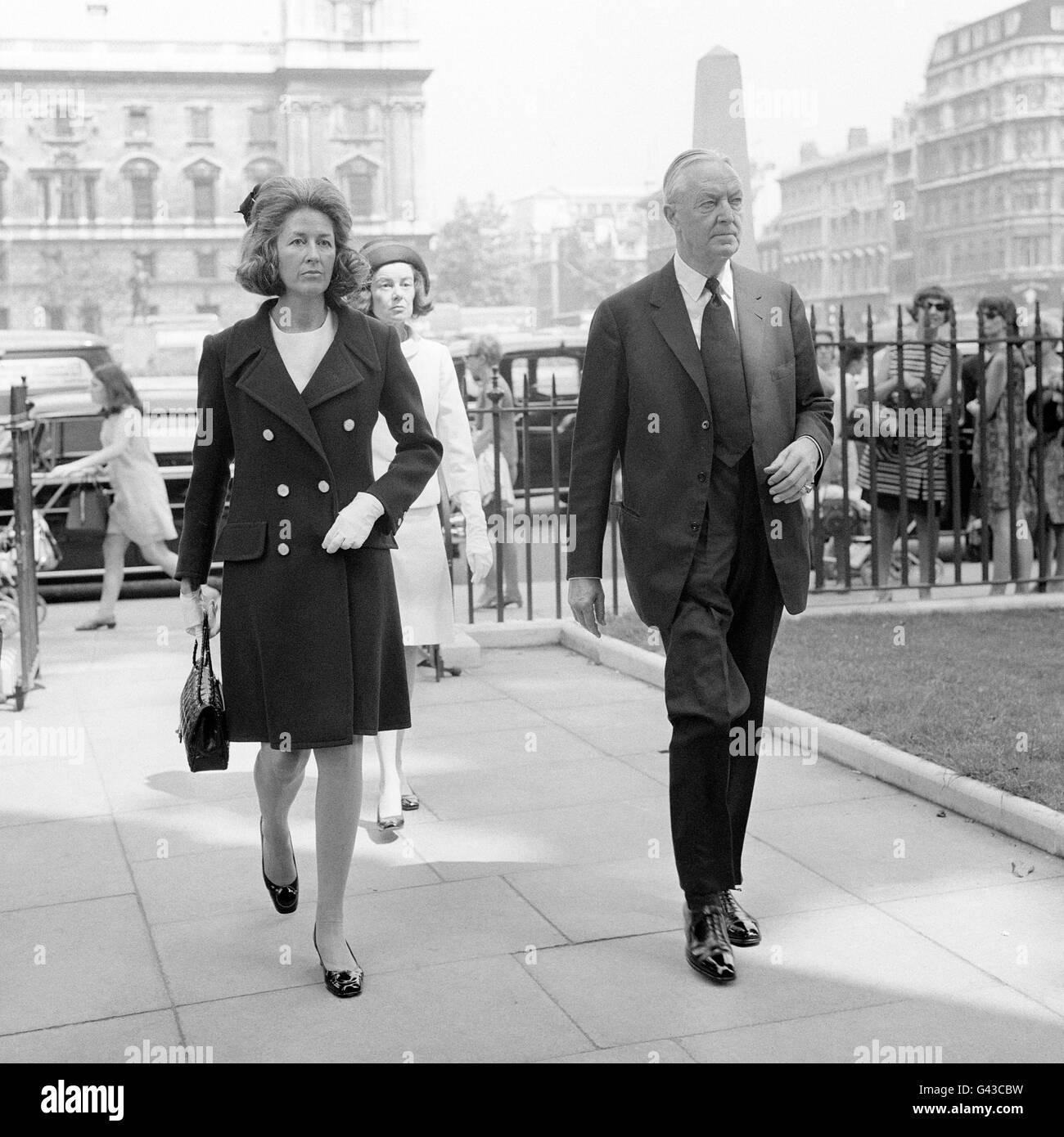 M. et Mme David Bruce assistent au service commémoratif du regretté Randolph Churchill à l'église St Margare, Westminster, Londres. Banque D'Images