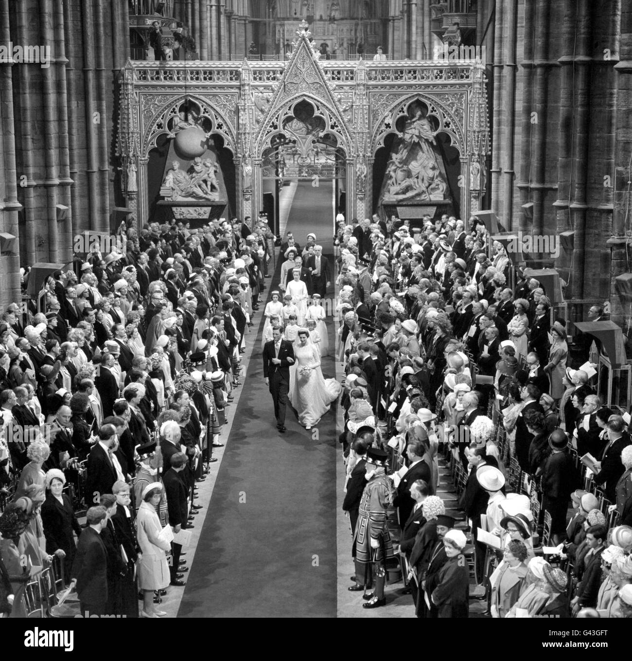 La mariée et le marié, la princesse Alexandra et Angus Ogilvy, descendent dans l'allée après leur mariage à l'abbaye de Westminster. Banque D'Images