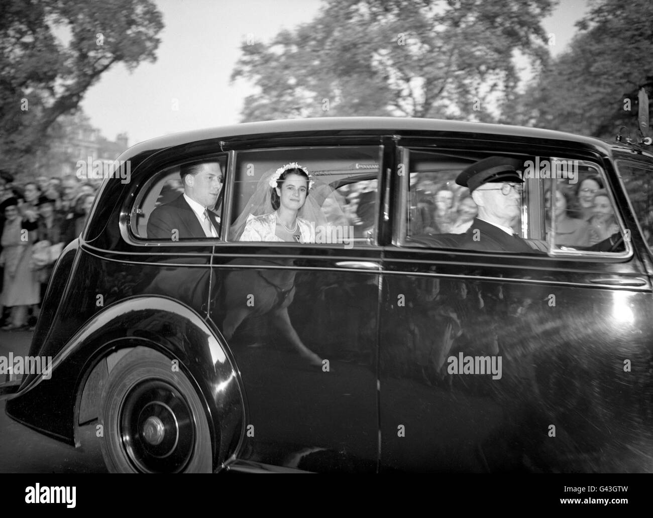 Le comte de Harewood et sa mariée Marion Stein en voiture de l'église St Marc, Londres, au palais St James pour la réception. Banque D'Images