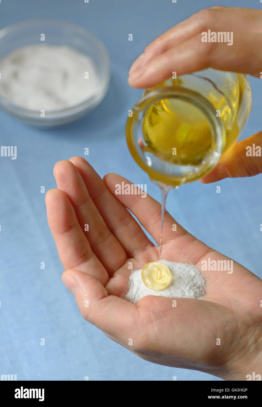 Le bicarbonate de soude et du miel exfoliant peau naturelle Photo Stock -  Alamy