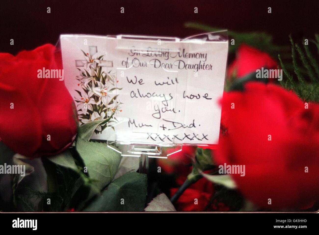Une couronne de ses parents avec un message sincère lors des funérailles de l'adolescente Leah Betts à Latchingdon, Essex, cet après-midi (vendredi). L'enfant de 18 ans est décédé le mois dernier après avoir pris un comprimé d'ecstasy. Banque D'Images