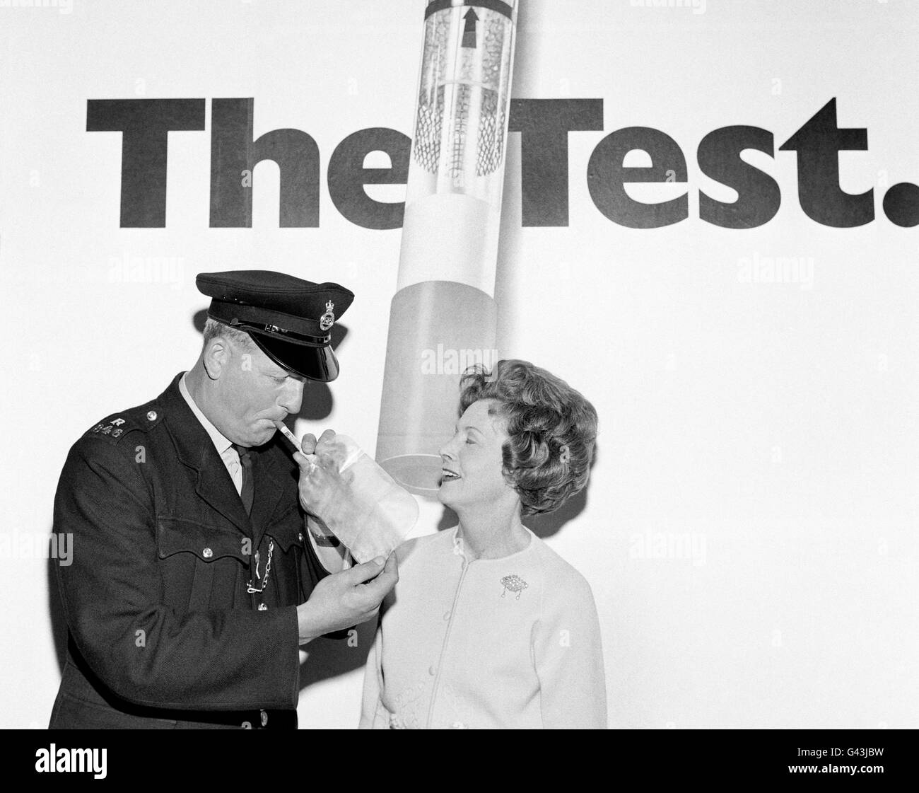 La Loi et l'ordre - Police - Contrôle du trafic aérien - l'Alcootest - Londres - 1967 Banque D'Images