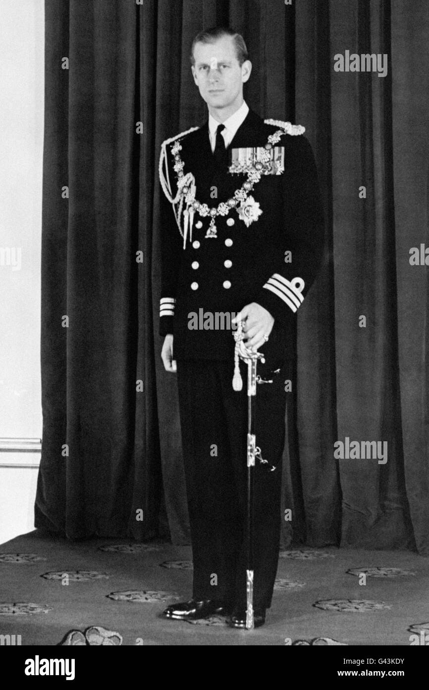 Le duc d'Édimbourg, dans la salle du trône de Buckingham Palace, à Londres, après que lui et la Reine aient été revenus de sa première ouverture d'État du Parlement. Banque D'Images
