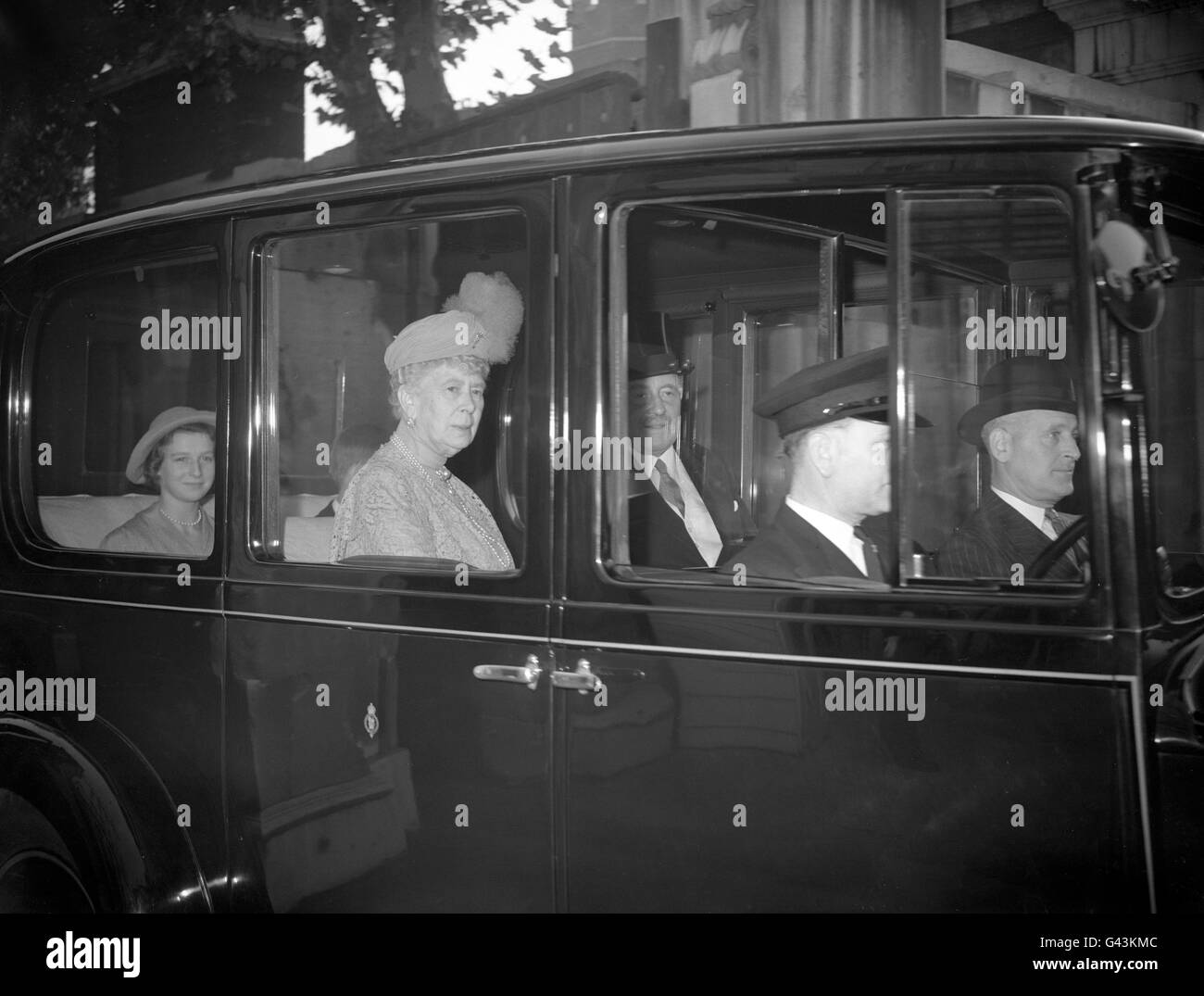 La reine Mary, veuve de George V, arrive pour le mariage de son petit-fils George Lascelles, 7e comte de Harewood à Marion Stein à l'église St Marc, Londres. Banque D'Images