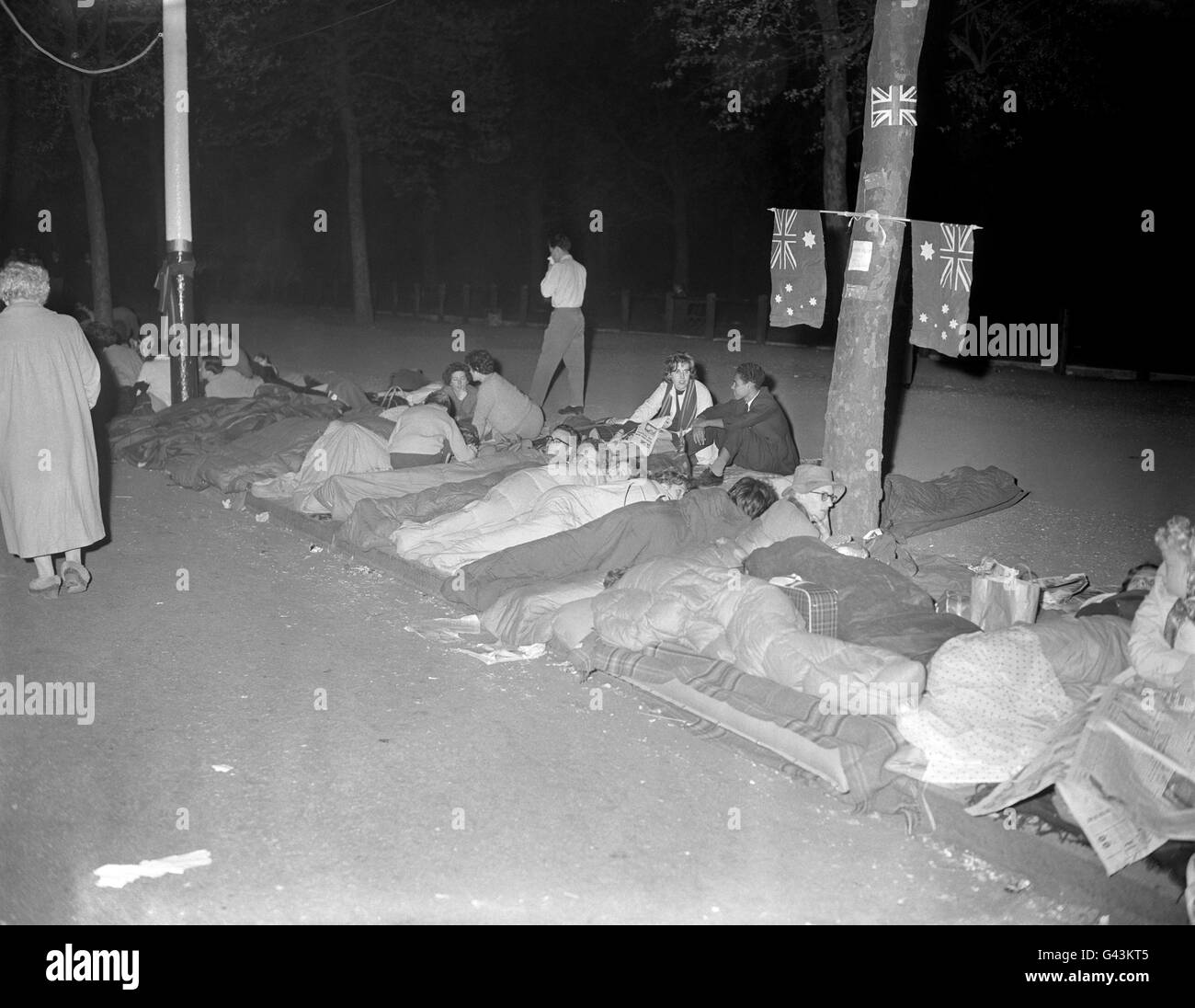 Une fête d'Australiens et de Néo-Zélandais a fait le meilleur d'une veillée toute la nuit dans le Mall en attendant de voir la procession de mariage de la princesse Margaret et Antony Armstrong-Jones. Banque D'Images