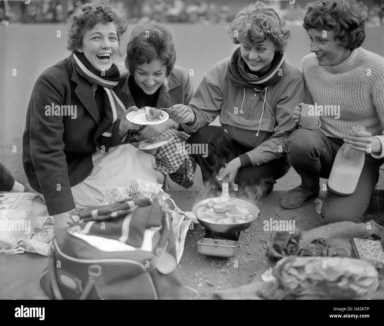 Les enseignantes et enseignants de jeunes filles fixent un petit déjeuner de bacon chaud après une attente toute la nuit dans le Mall pour le mariage de la princesse Margaret et Antony Armstrong-Jones.De gauche à droite : Terry McKnight, Pat Whyton, Brenda Hemming et Lesley Kemp. Banque D'Images