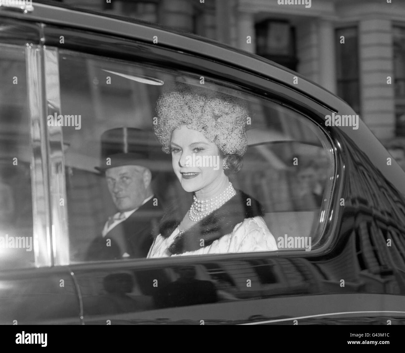 Anne, comtesse de Rosse, mère d'Antony Armstrong-Jones, avec le comte de Rosse conduisant au mariage de leur fils à la princesse Margaret. Banque D'Images