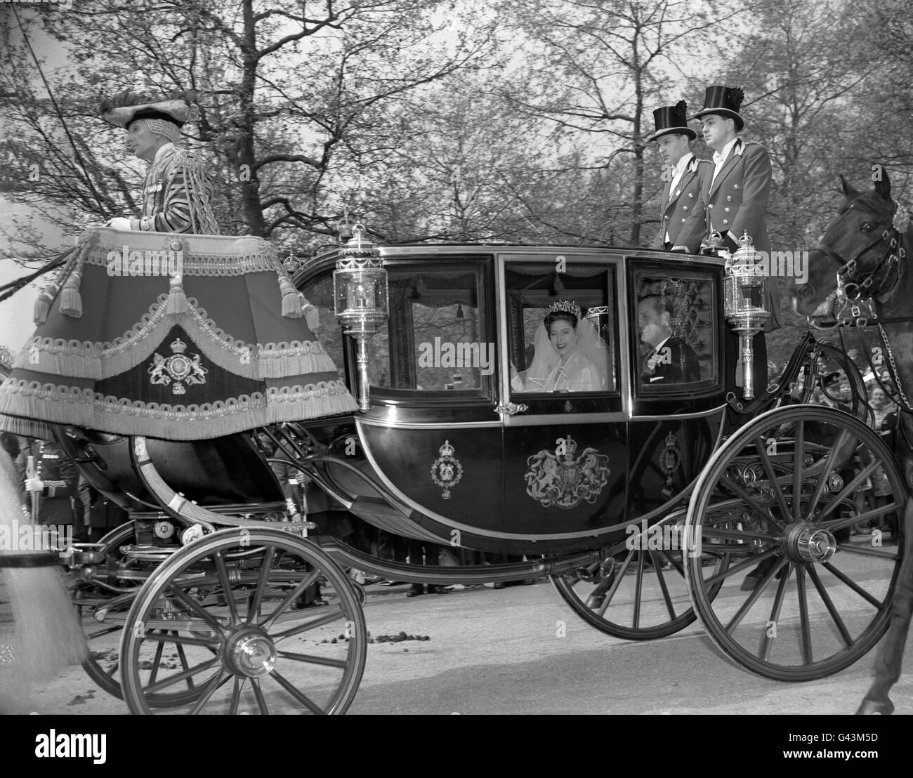 La mariée, la princesse Margaret, dans l'entraîneur de verre sur le chemin de l'abbaye de Westminster pour son mariage à Antony Armstrong-Jones. Dans l'entraîneur avec elle est le duc d'Édimbourg qui donne la mariée. Banque D'Images