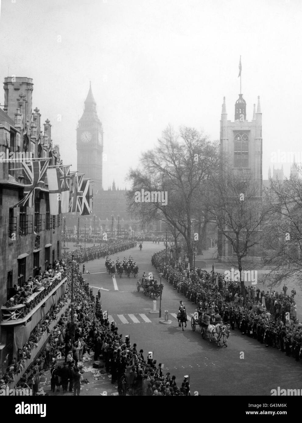 De vastes foules regardent la princesse Margaret arriver à l'abbaye de Westminster pour son mariage avec Antony Armstrong-Jones. Banque D'Images