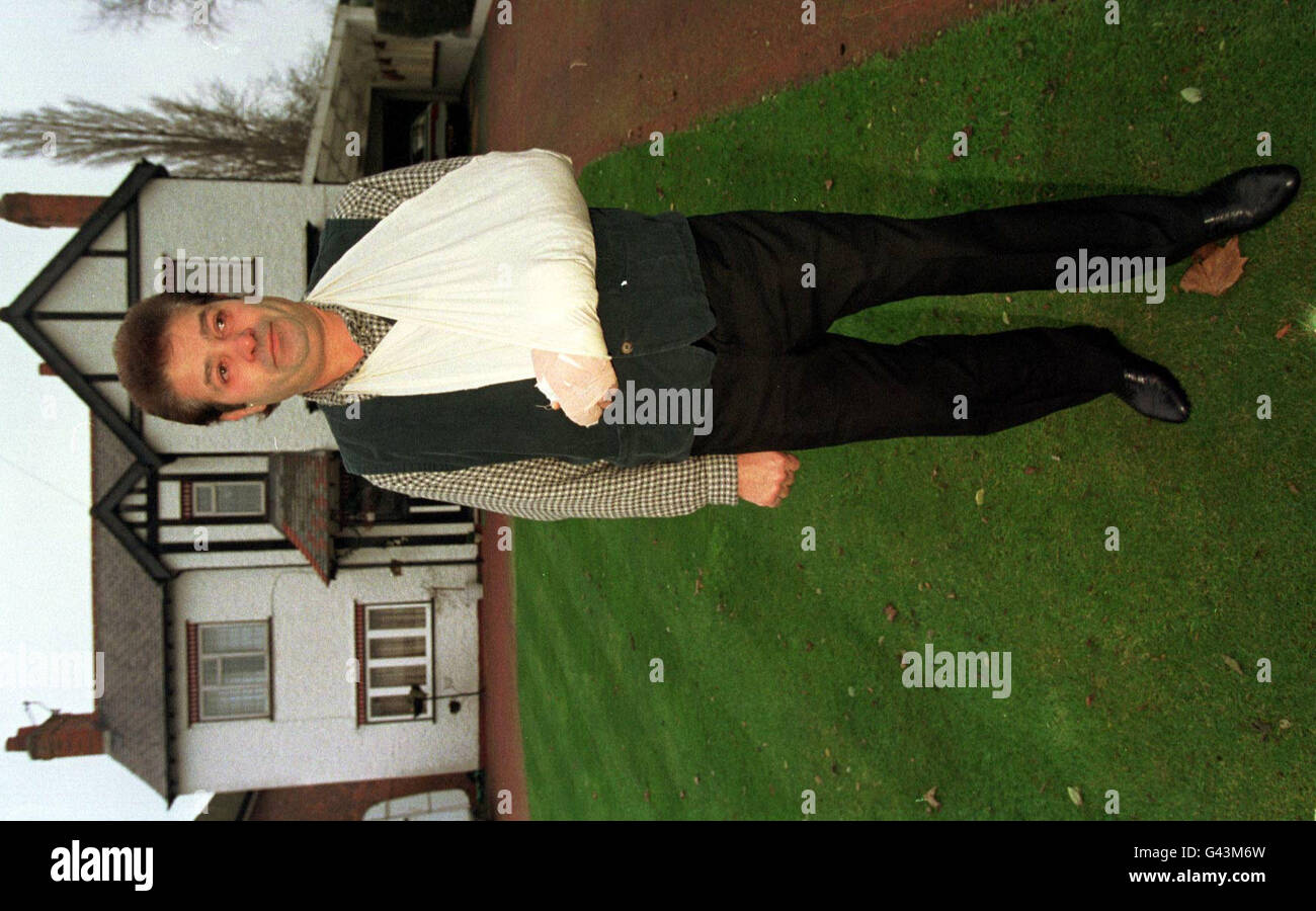 Miklos Baugartner devant son domicile ce matin (mardi) où il a remercié toutes les personnes qui lui ont envoyé des lettres de soutien après un incident dans lequel un cambrioleur est mort lors d'une violente confrontation dans son domicile du Derbyshire. Le ministère public a révélé aujourd'hui qu'il n'allait pas poursuivre M. Baugartner, communément appelé Nick. Banque D'Images