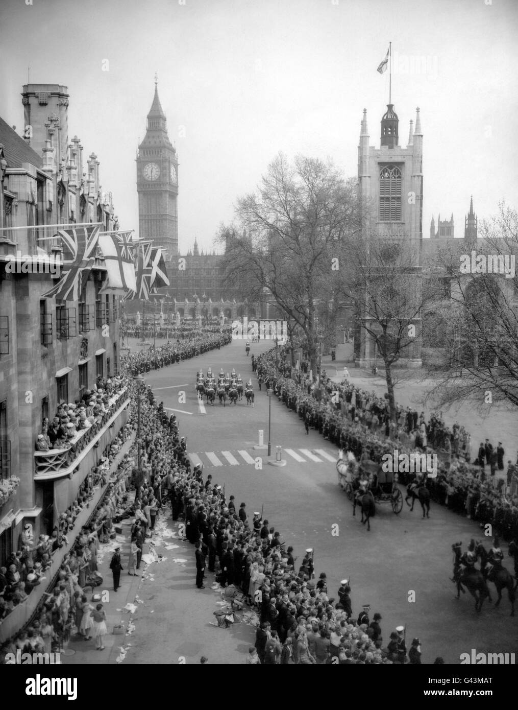 Avec Big Ben dominant le fond, le Glass Coach portant la princesse Margaret et son mari Antony Armstrong-Jones, revient de l'abbaye de Westminster au palais de Buckingham après la cérémonie de mariage. Banque D'Images
