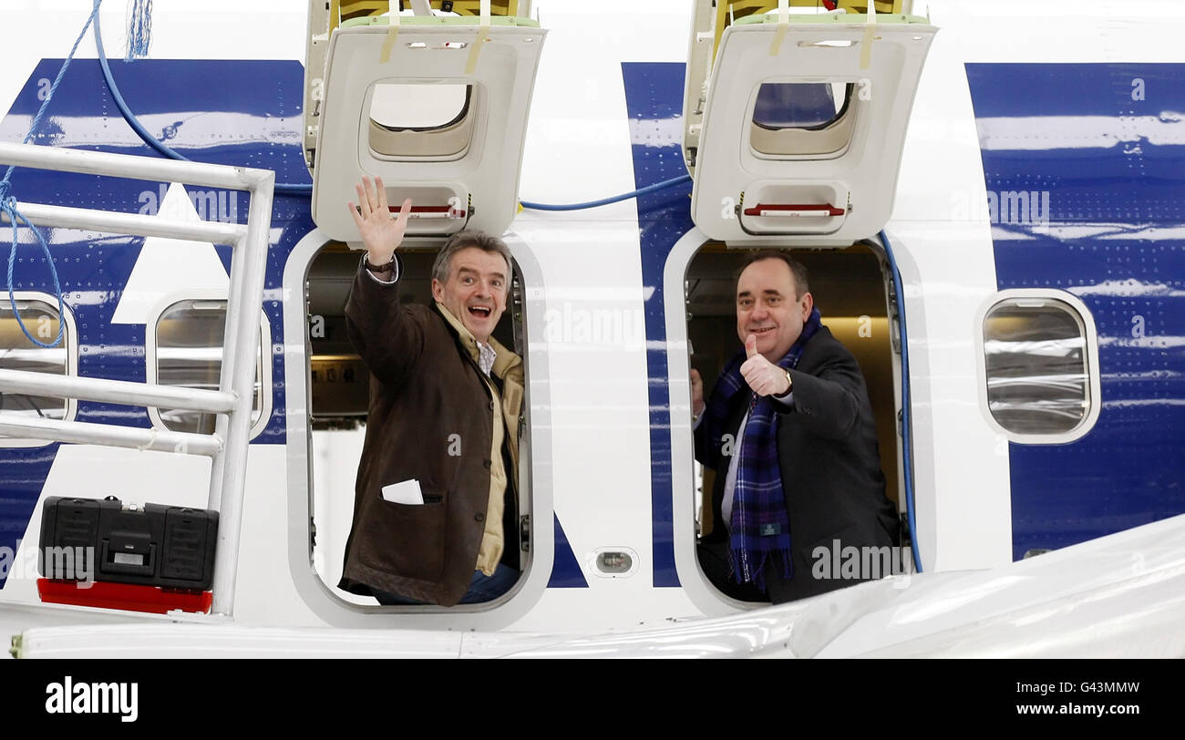 Scotland le premier ministre Alex Salmond (à droite) et le chef de la direction de Ryanair Michael O'Leary lors de l'ouverture officielle du nouveau hangar d'entretien de 8 millions à l'aéroport de Glasgow Prestwick en Écosse. Banque D'Images