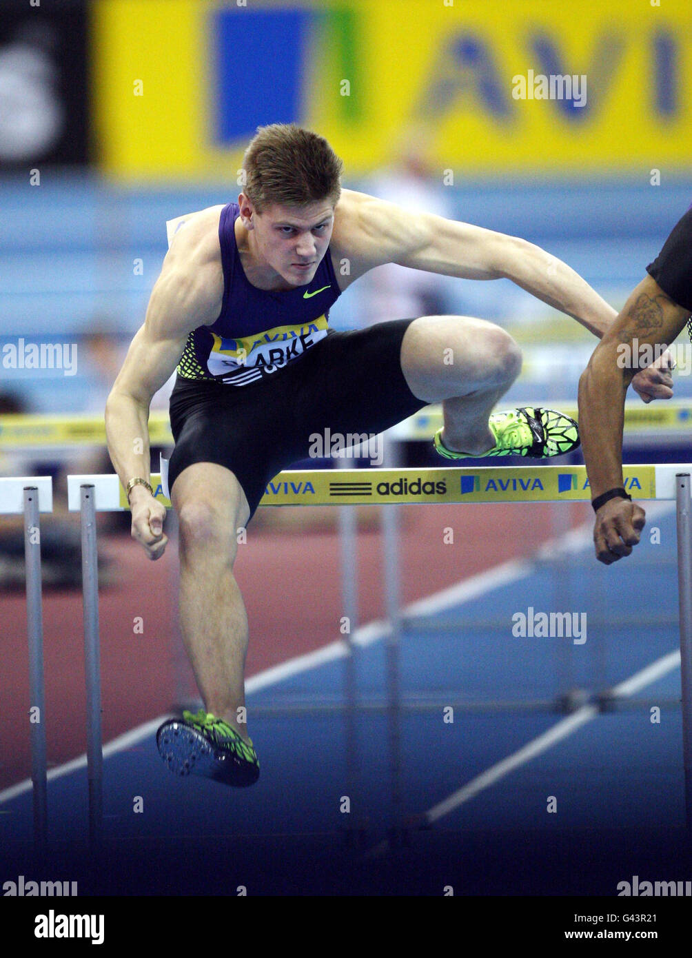 Lawrence Clarke, en Grande-Bretagne, participe aux haies de 60 mètres masculin lors du Grand Prix d'intérieur Aviva à la National Indoor Arena de Birmingham. Banque D'Images