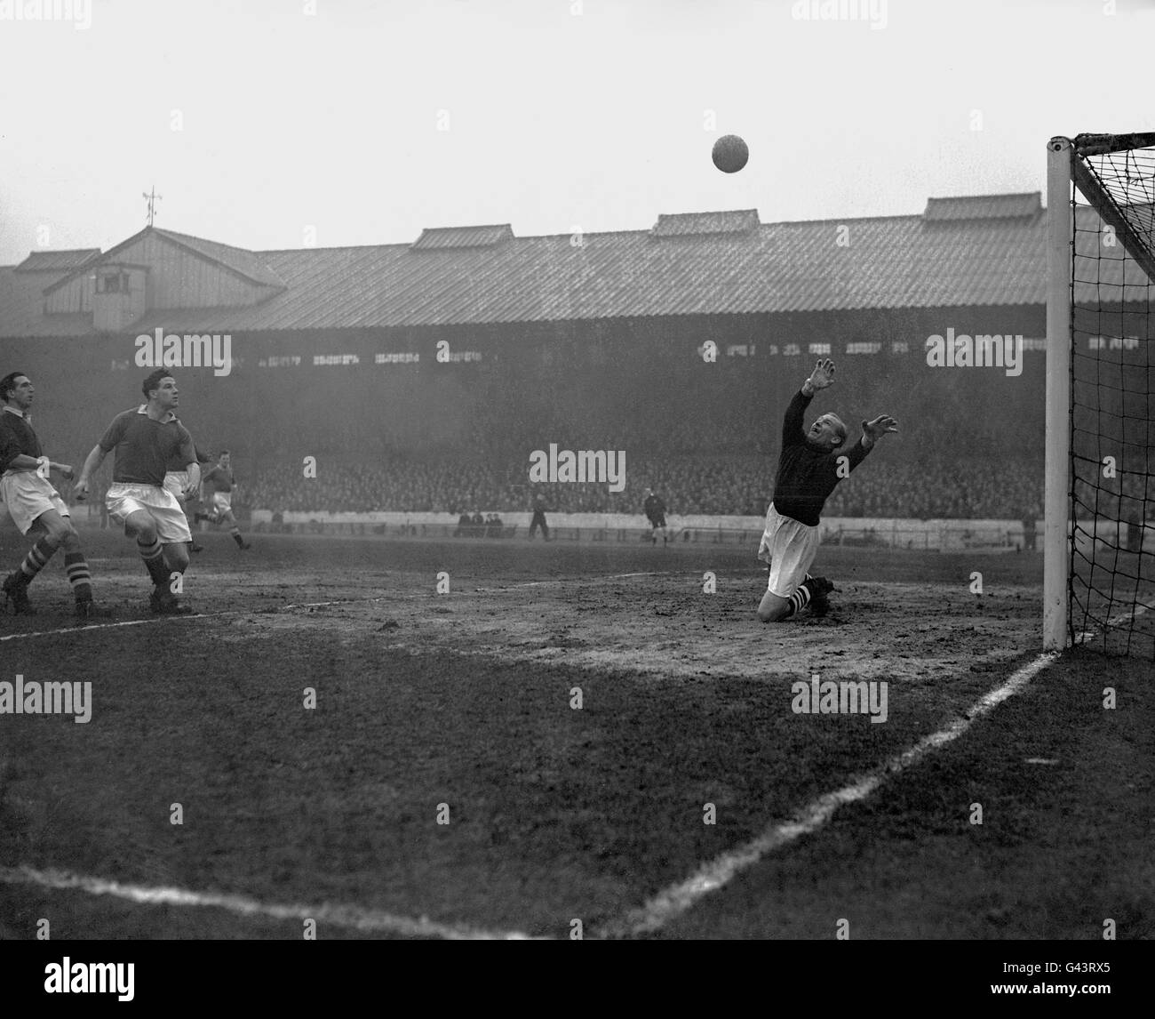 Bert Trautmann, gardien de but de Manchester City, parvient juste à détourner un tir des Stubbs, le Chelsea à l'intérieur à gauche. Banque D'Images