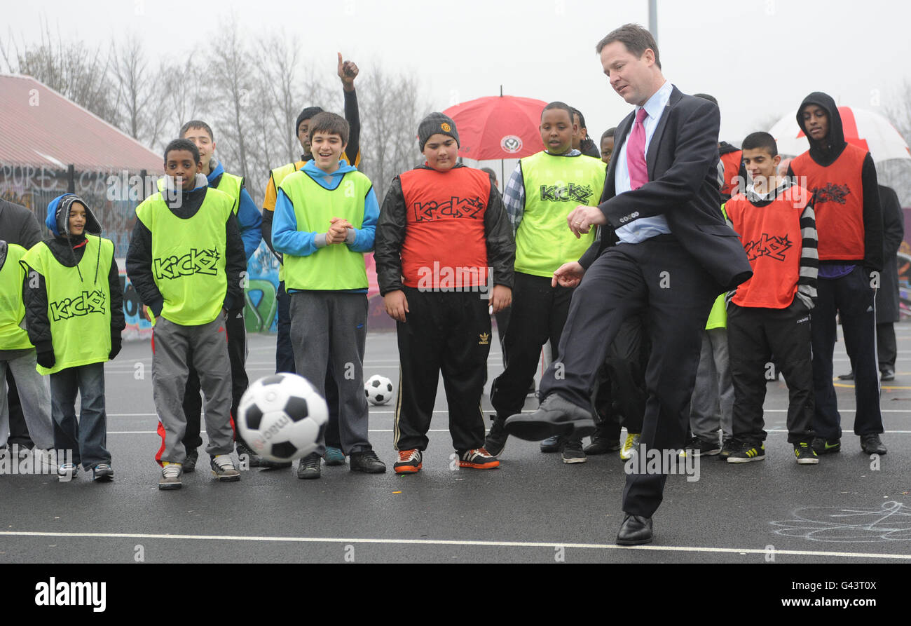 Nick Clegg, député de premier plan, a un coup de pied de pénalité lors d'une séance d'entraînement au projet de football du centre-ville, Kickz, dirigé par le Sheffield United FC, à Mount Pleasant, Sheffield. Banque D'Images