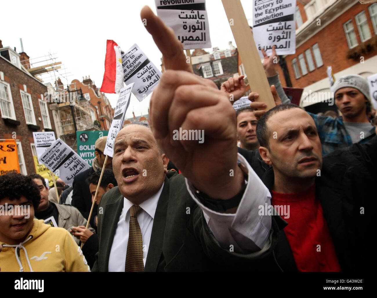 Les manifestants prennent part à une manifestation contre le président égyptien Hosni Moubarak devant l'ambassade égyptienne, dans le centre de Londres. Banque D'Images
