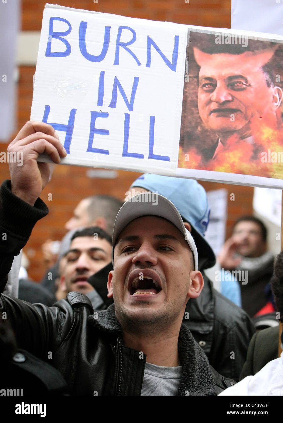 Les manifestants prennent part à une manifestation contre le président égyptien Hosni Moubarak devant l'ambassade égyptienne, dans le centre de Londres. Banque D'Images