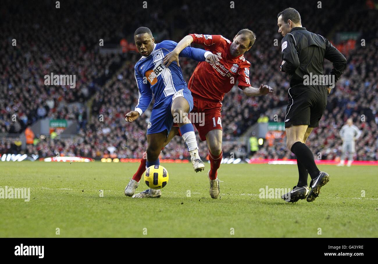 Charles n'Zogbia de Wigan Athletic (à gauche) et Milan Jovanovic de Liverpool (au centre) Bataille pour le ballon comme l'arbitre Kevin Friend (à droite) regarde activé Banque D'Images