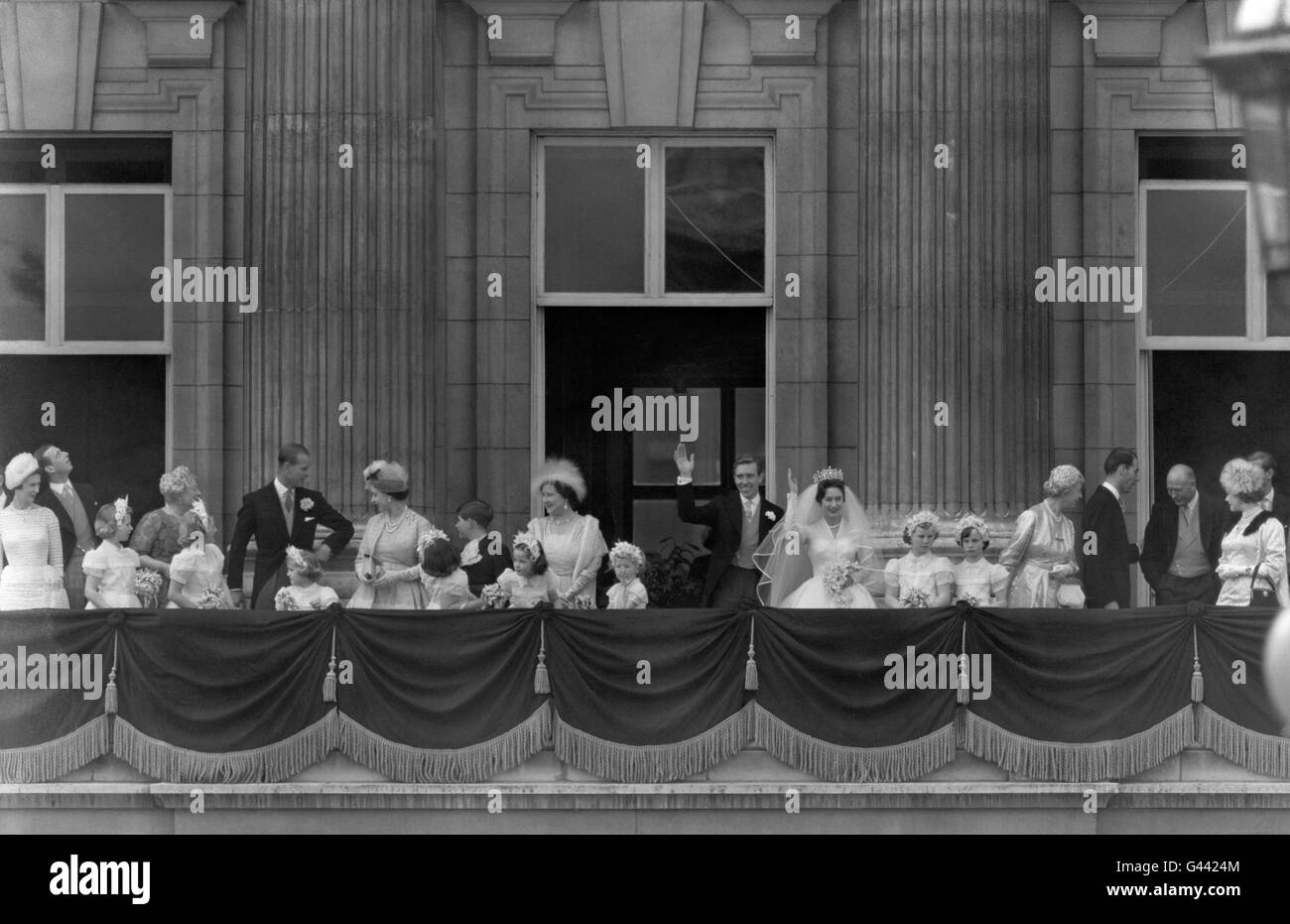 Souriante, la princesse Margaret et son époux, Antony Armstrong-Jones, se réjouissent de l'accueil des milliers massés devant le palais de Buckingham. Banque D'Images