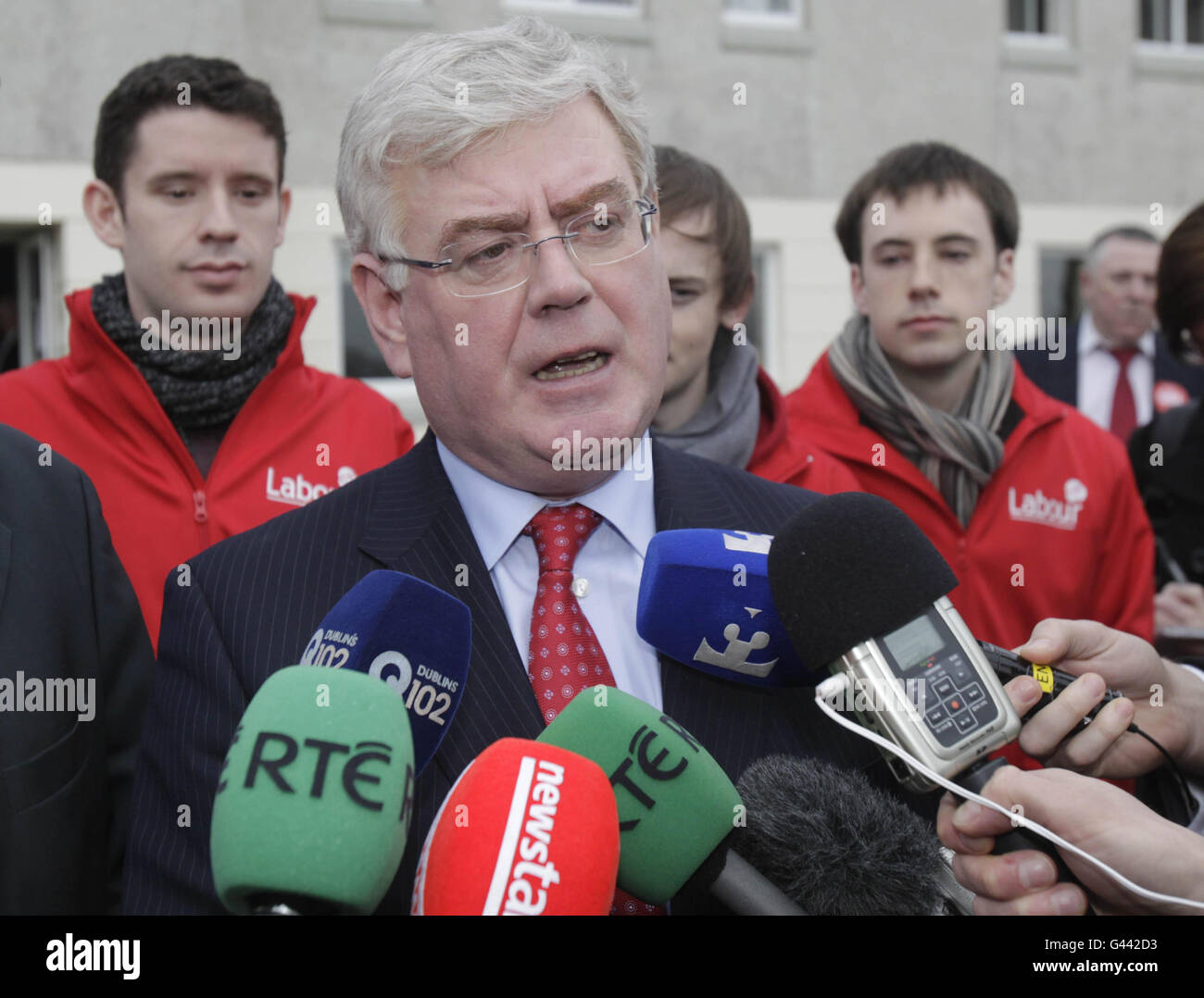 Eamon Gilmore, chef du parti travailliste irlandais, s'adresse aux médias à l'école communautaire Carrick-on-Shannon de Leitrim. Banque D'Images