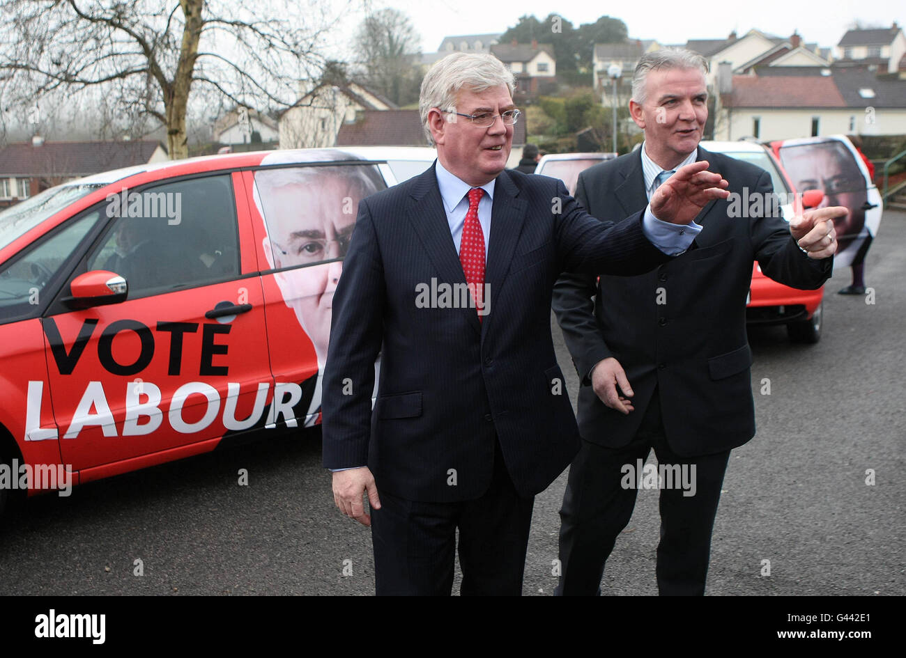 Le chef syndical Eamon Gilmore (à gauche) arrive à l'école communautaire Carrick-on-Shannon à Leitrim avec le candidat conseiller de Roscommon/South Leitrim, John Kelly. Banque D'Images