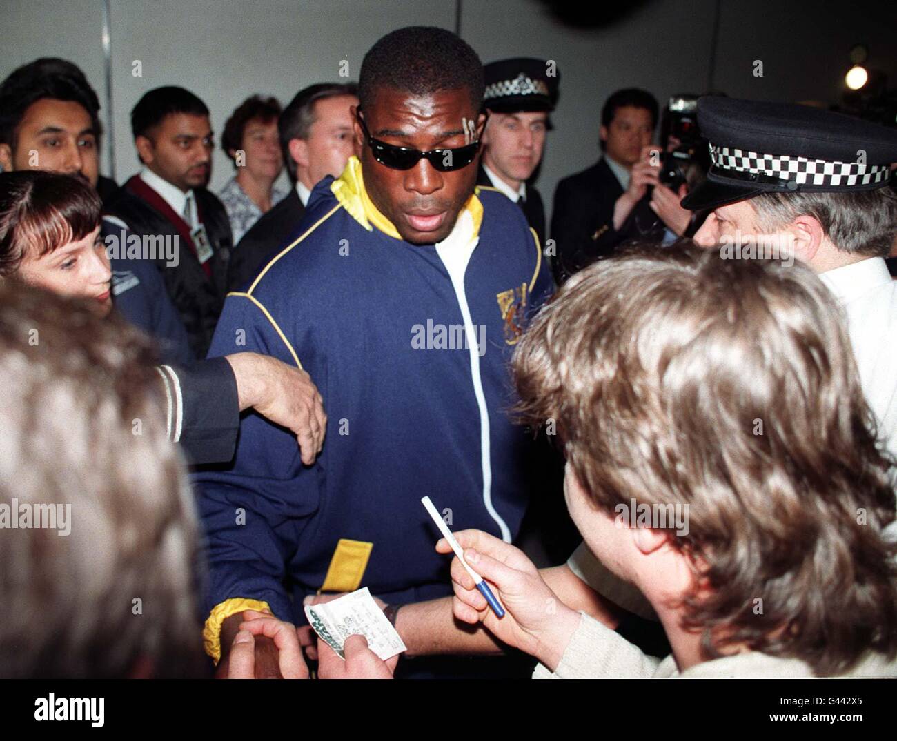 Frank Bruno arrive.Frank Bruno revient en Angleterre aujourd'hui (lundi) après sa défaite par l'américain Mike Tyson en disputant le titre WBC à Las Vegas. Banque D'Images