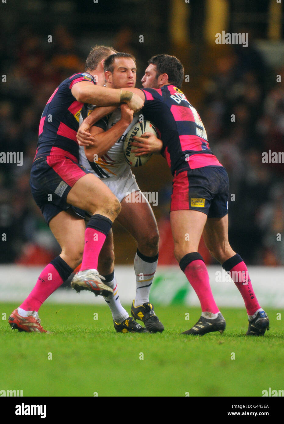 Rugby League - Millennium Magic Weekend - engage Super League - Leeds Rhinos / Bradford Bulls - Millennium Stadium.Bradford Bullss' Bryn Hargreaves (au centre) est défié par Carl Ablett (à gauche) et Danny Buderus (à droite) de Leeds Rhinos Banque D'Images