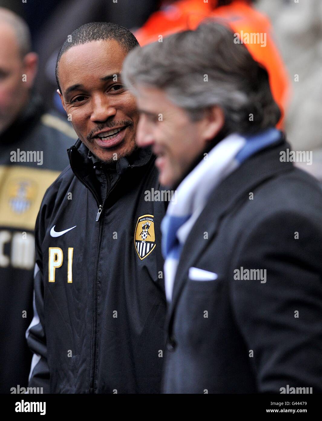 Paul Ince (à gauche), directeur du comté de Notts, rencontre le directeur de Manchester City Roberto Mancini sur la ligne de contact avant le lancement Banque D'Images