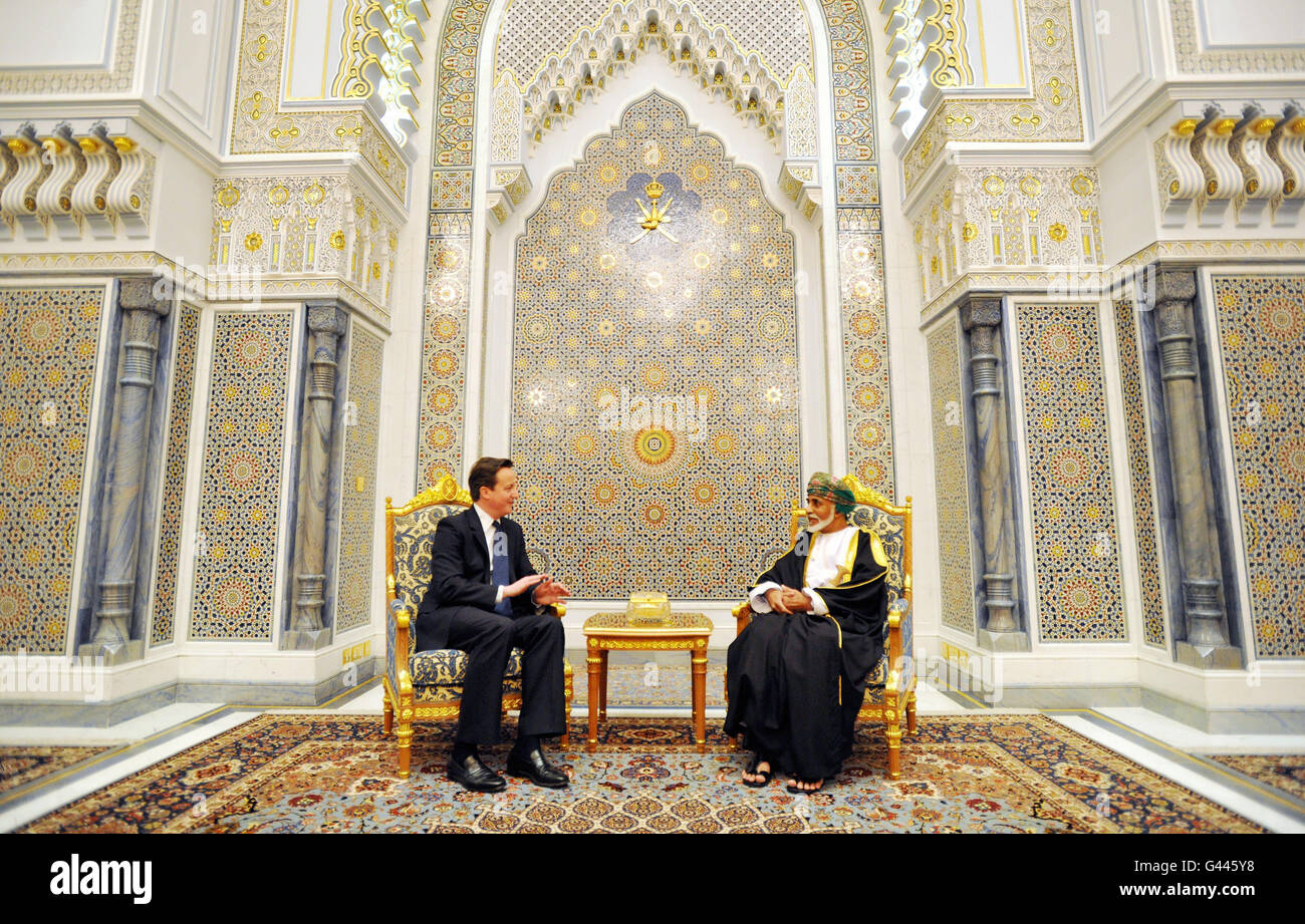 Le Premier ministre britannique David Cameron rencontre le sultan Qaboos bin Said al Said dans son palais de Muscat, la capitale de l'Oman. Banque D'Images