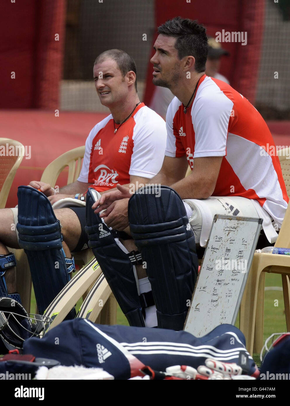 Cricket - coupe du monde de cricket 2011 de l'ICC - session de l'Angleterre et conférence de presse - Stade Chinnaswamy.Le capitaine d'Angleterre Andrew Strauss (à gauche) et Kevin Pietersen, pendant l'entraînement au stade Chinnaswamy, à Bangalore. Banque D'Images