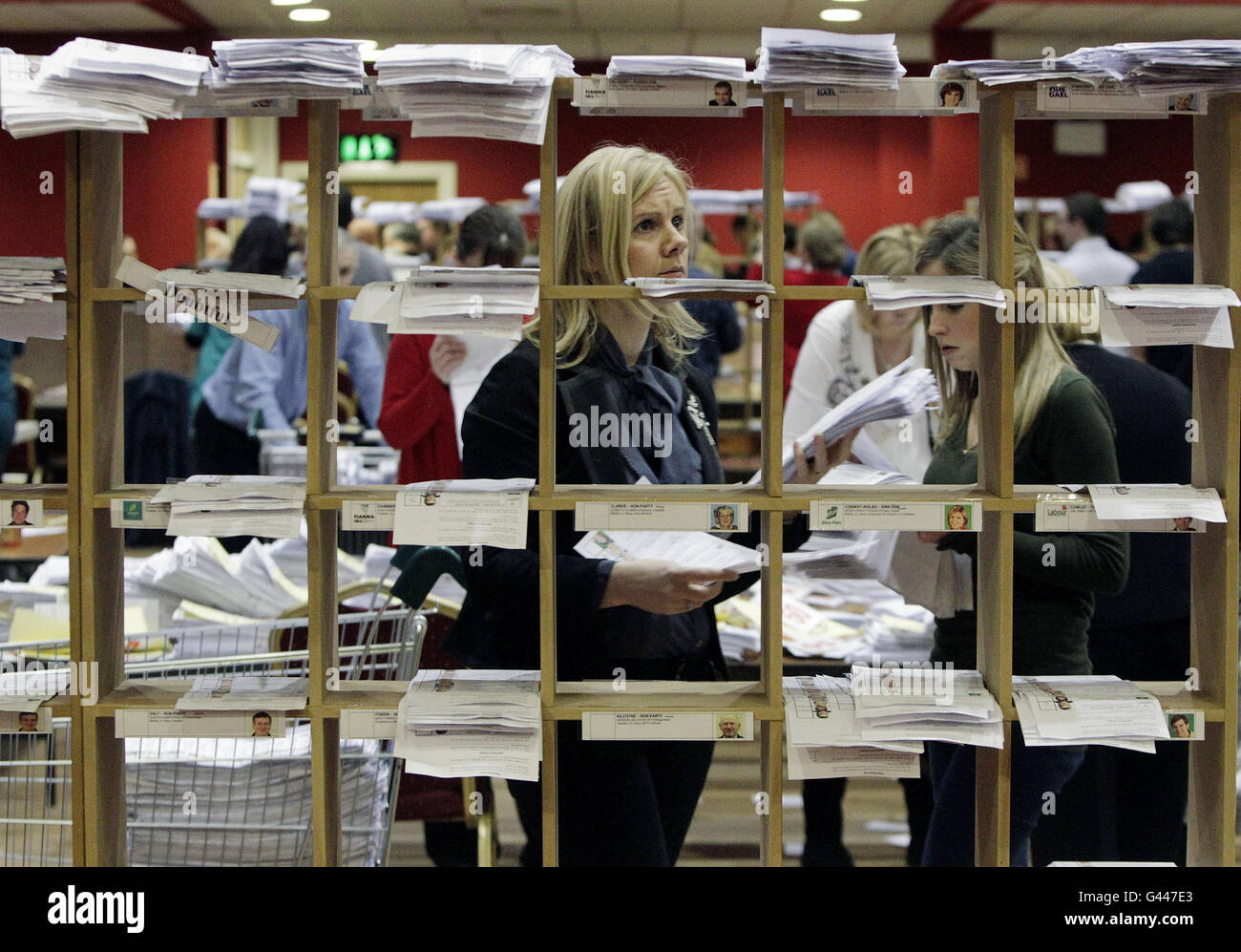 Le comptage est en cours pendant l'élection générale irlandaise au centre de comptage Theatre Royal dans la circonscription de Castlebar Co. Mayo, le chef de Fine Gael Enda Kenny. Banque D'Images