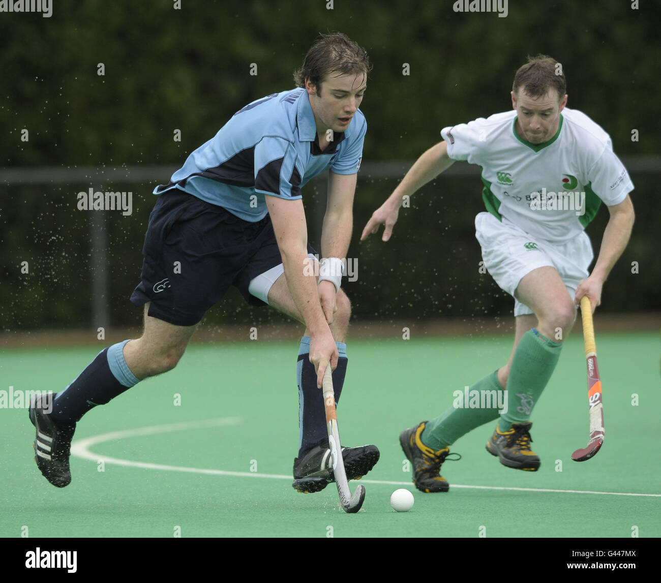 Tom Bertram, de Reading, s'éloigne d'Andy Richardson, de Canterbury, lors de son match de la première division de la Ligue de hockey d'Angleterre, à Polo Farm, à Canterbury. Banque D'Images