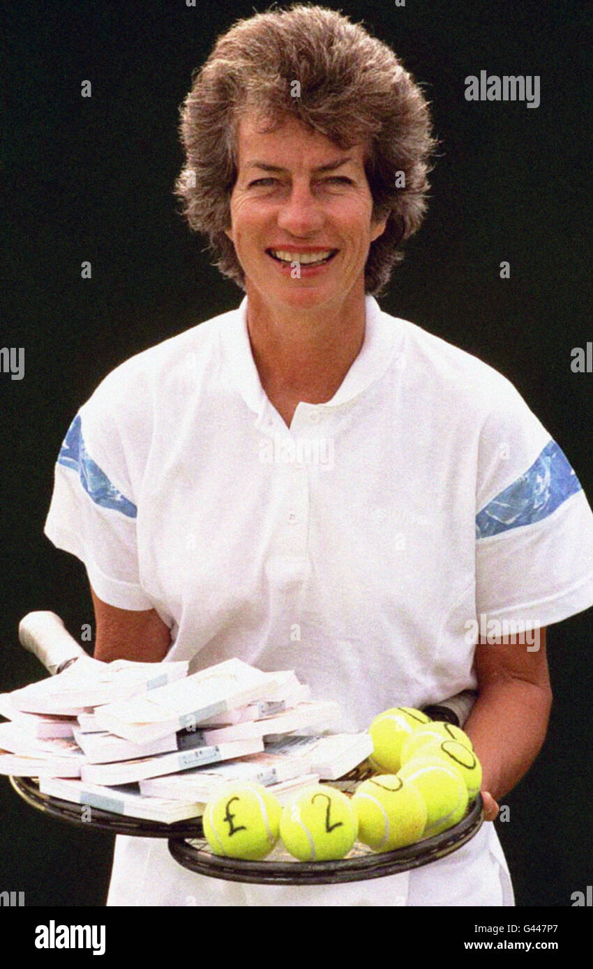 Virginia Wade, ancienne championne de Wimbledon, lauréate du titre féminin des singles 1977, au Queen's Club Today (dimanche) pour le lancement d'une nouvelle initiative pour les jeunes joueurs de tennis. Les fabricants de poudres de savon Persil offrent tous les produits Persil à des prix de 1977 pour la deuxième semaine des championnats de Wimbledon et pour chaque coupon échangé fera un don à la Lawn tennis Association pour aider à financer le tennis britannique pour les jeunes. Banque D'Images