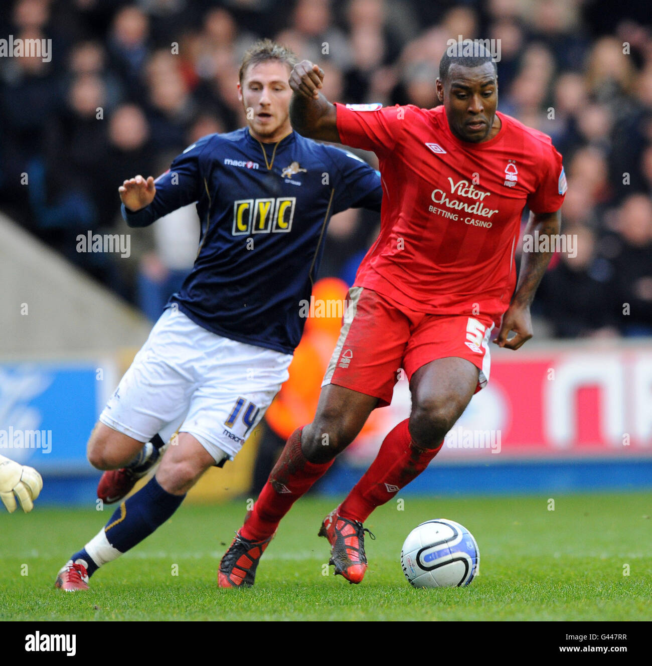 Football - npower football League Championship - Millwall v Nottingham Forest - The New Den.James Henry de Millwall et Wes Morgan de la forêt de Nottingham Banque D'Images